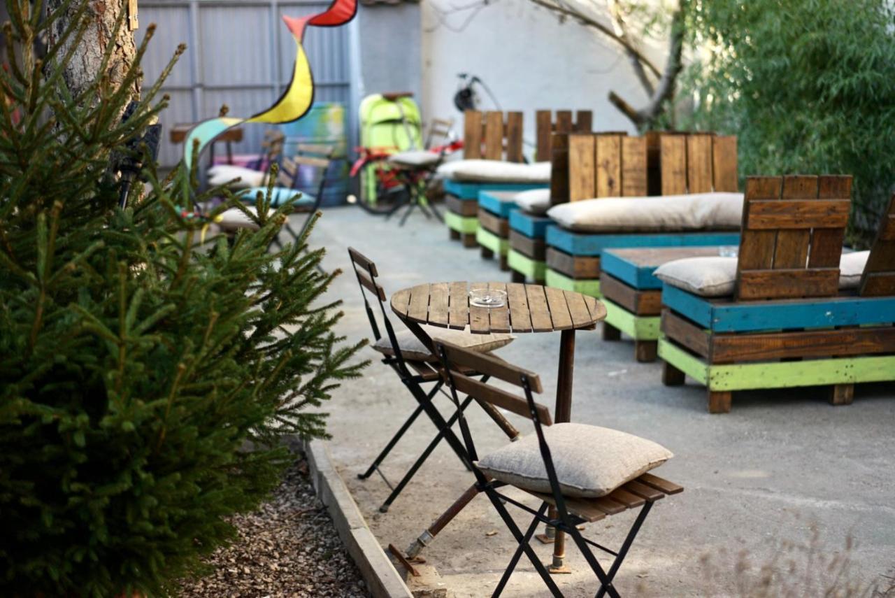 Good People Design Hostel Belgrad Exteriör bild