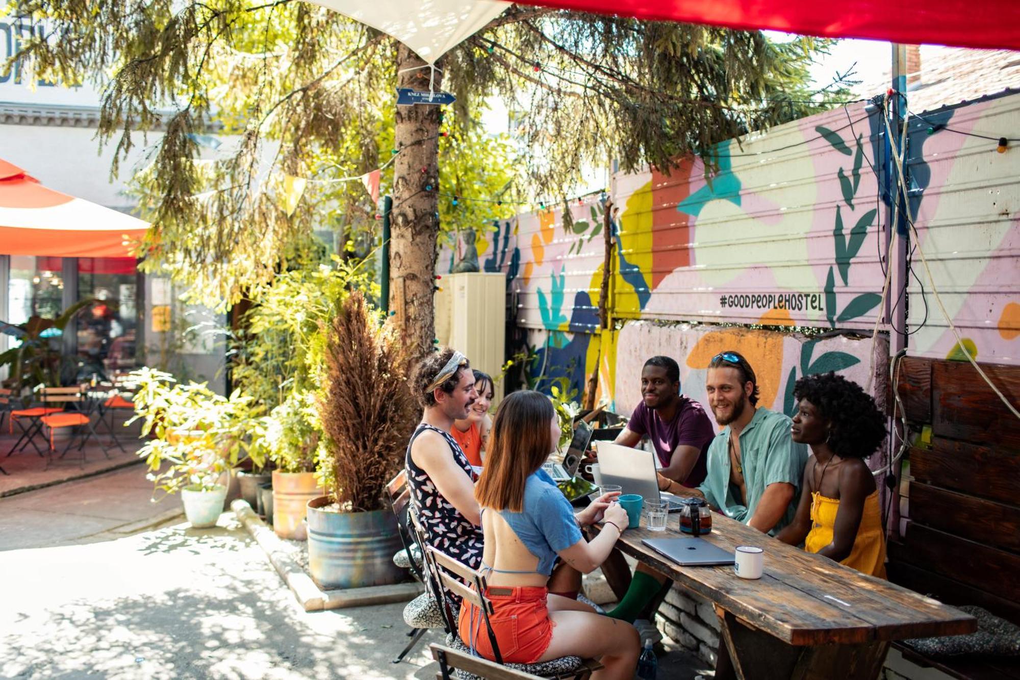 Good People Design Hostel Belgrad Exteriör bild